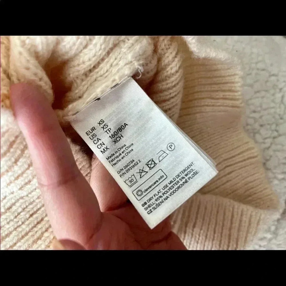 NWT H&M Flounced, Rib-Knit Sweater, Size XS, Creme - Picture 3 of 3
